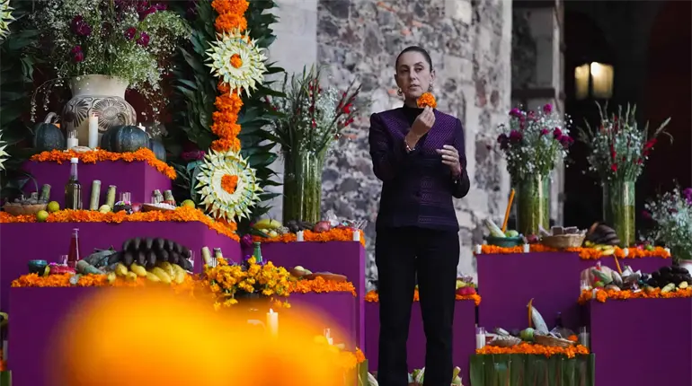 Sheinbaum dedica altar de muertos a las mujeres indígenas de México