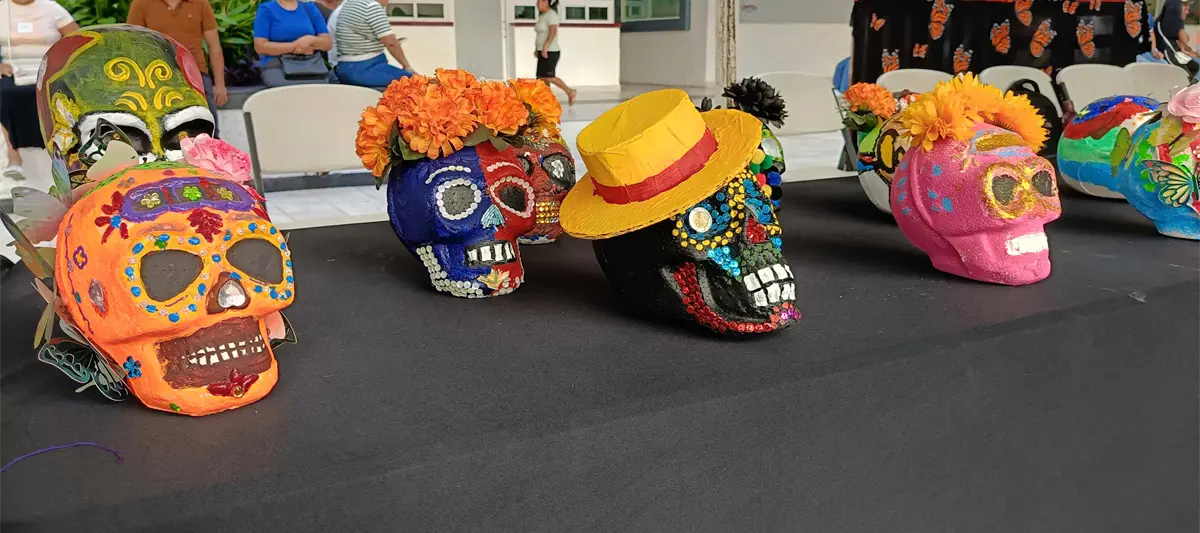 Alumnos de primaria, secundaria y bachiller realizan muestra artesanal alusiva al Día de Muertos