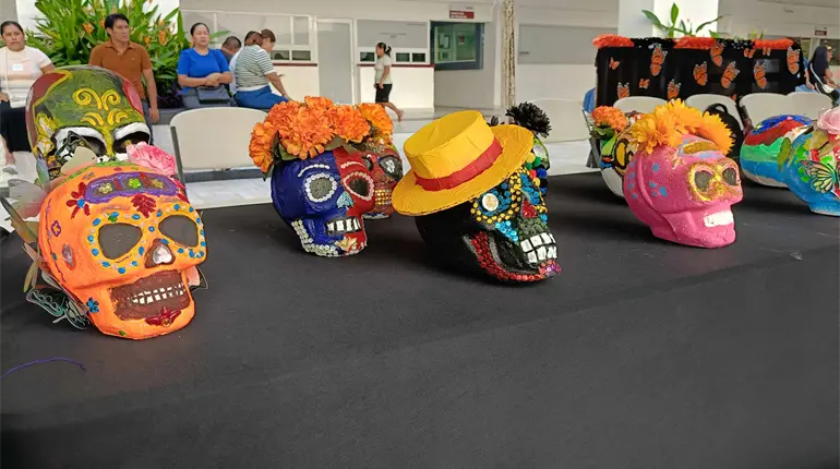 Alumnos de primaria, secundaria y bachiller realizan muestra artesanal alusiva al Día de Muertos