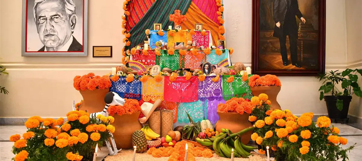 Instalan en Palacio de Gobierno altar con motivo del Día de Muertos