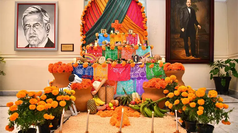 Instalan en Palacio de Gobierno altar con motivo del Día de Muertos