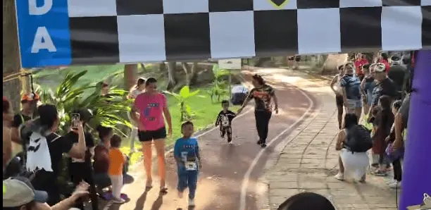 Realiza club de runners Lodeiros carrera recreativa infantil de disfraces en La Pólvora