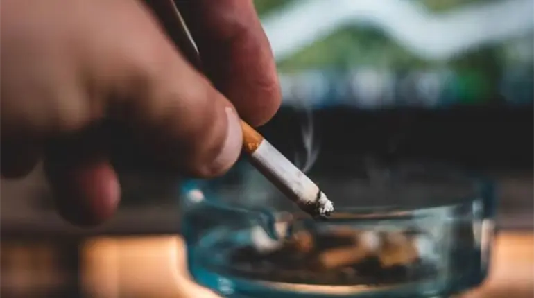 Maldivas emite prohibición "generacional" de fumar a toda persona nacida a partir de 2007