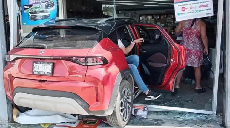 Se meten con todo y camioneta en tienda a tienda de Gaviotas Norte