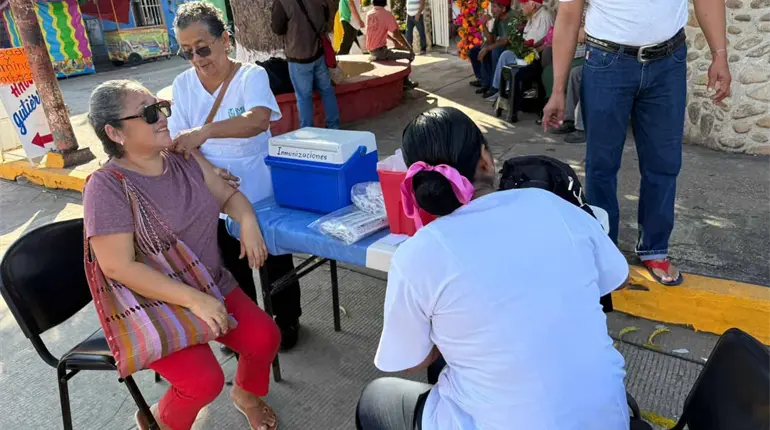 IMSS Bienestar instala 50 módulos de vacunación en panteones de Tabasco