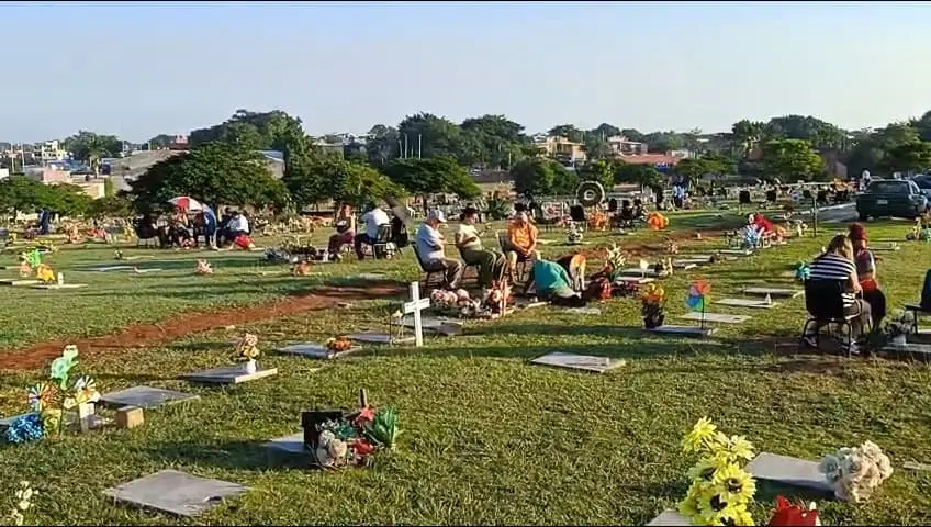 Miles de familias visitan a sus difuntos en el Recinto Memorial por el Día de Muertos