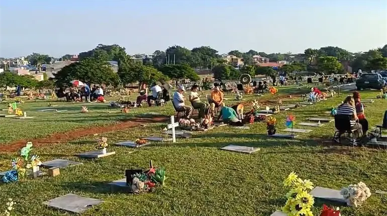 Miles de familias visitan a sus difuntos en el Recinto Memorial por el Día de Muertos