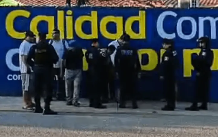 Hombre dormido en la banqueta genera movilización policiaca en Tierra Colorada