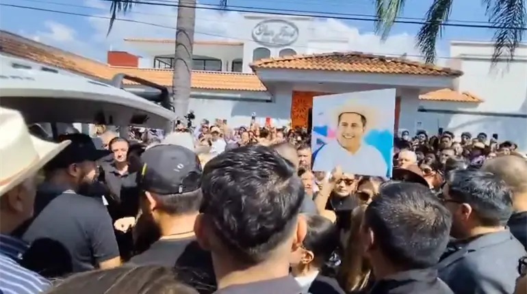 "Apagan la voz de quien tuvo valor de enfrentar la violencia": políticos reaccionan ante el asesinato de alcalde de Uruapan