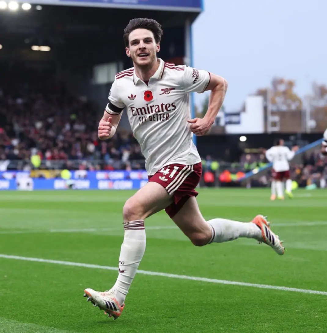 Arsenal vence 2-0 al Burnley y se mantiene como líder en la Premier League