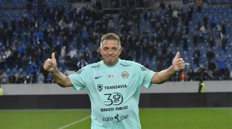 Dueño de equipo de tercera división rumano debuta a los 61 años