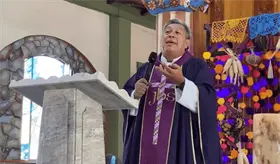 Exhorta Padre Miguel Camacho a respetar y no convertir los templos de Dios en mercados