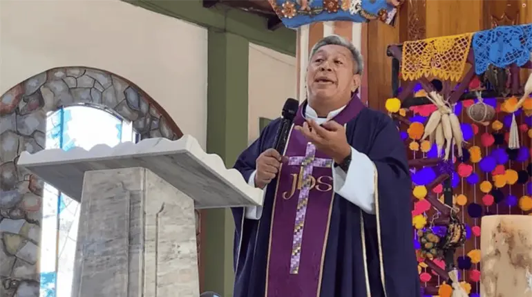Exhorta Padre Miguel Camacho a respetar y no convertir los templos de Dios en mercados