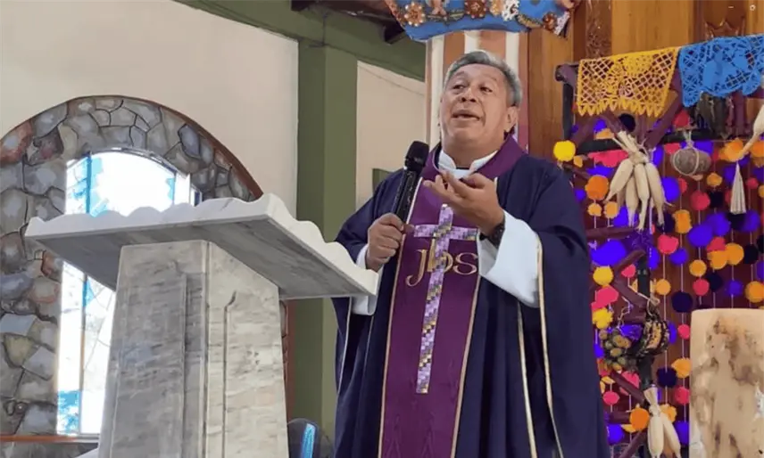 Exhorta Padre Miguel Camacho a respetar y no convertir los templos de Dios en mercados