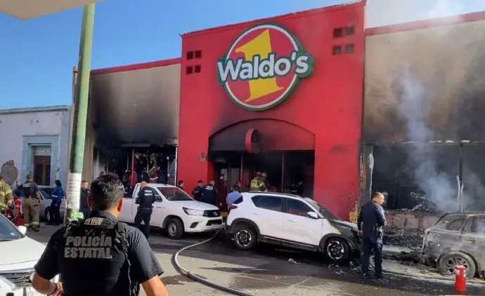 Permanecen hospitalizadas 3 personas tras explosión en Waldo´s en Sonora