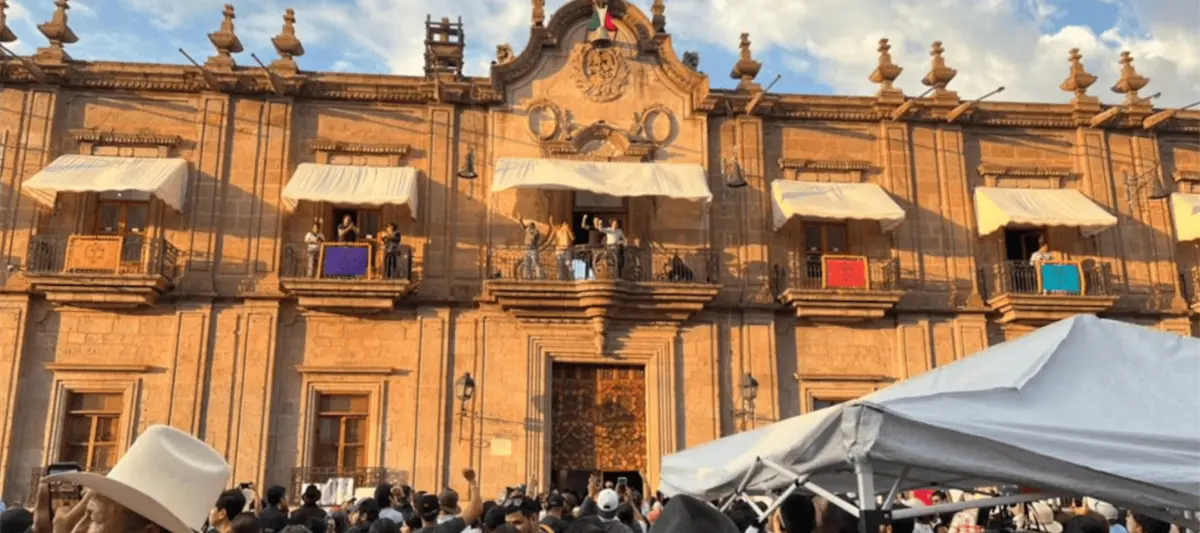 Manifestantes toman Palacio de Gobierno en Morelia, Michoacán, para exigir justicia por Carlos Manzo