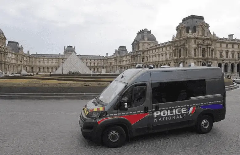 Detenidos por robo al Museo Louvre no responden al crimen organizado: Fiscalía de París