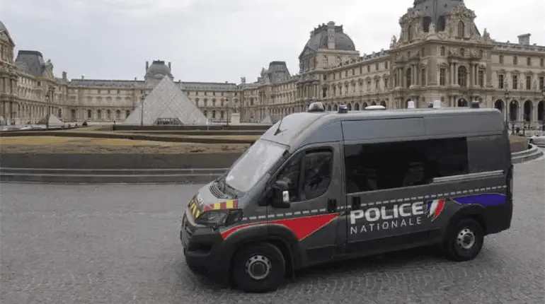 Detenidos por robo al Museo Louvre no responden al crimen organizado: Fiscalía de París