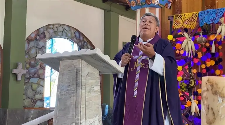 Día de Muertos es para reflexionar sobre la vida eterna: Padre tiktokero