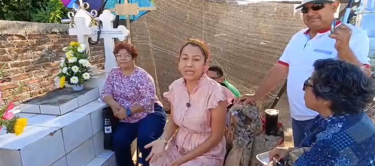 Familia continúa tradición de casi 50 años celebrando el recuerdo de sus difuntos