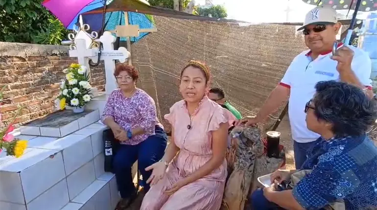 Familia continúa tradición de casi 50 años celebrando el recuerdo de sus difuntos