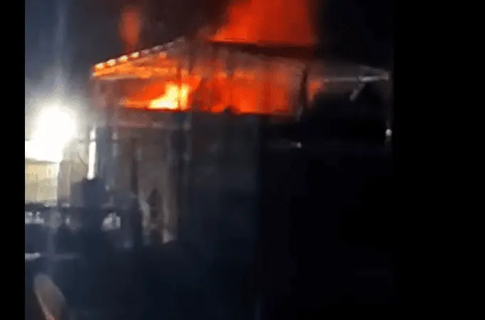 Se incendia bodega de autobuses "Maringos" en Comalcalco
