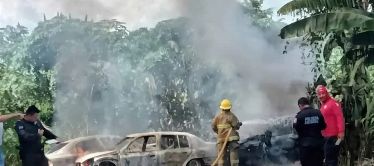Queman pastizal y terminan incendiando tres vehículos en colonia Atasta, Centro