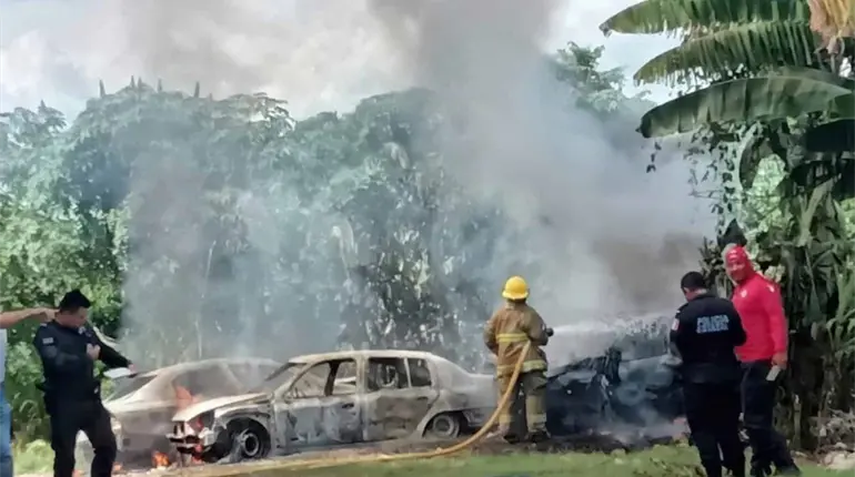 Queman pastizal y terminan incendiando tres vehículos en colonia Atasta, Centro
