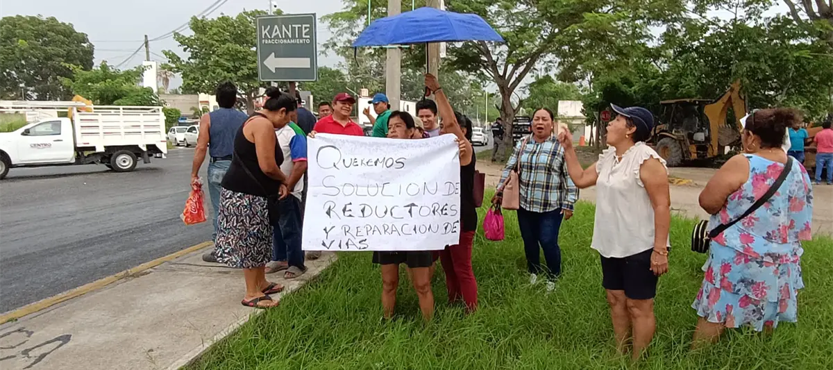 Con protesta exigen reductores de velocidad y reparación de calles habitantes del Ejido Pino Suárez