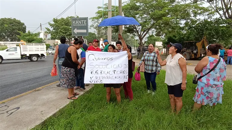 Con protesta exigen reductores de velocidad y reparación de calles habitantes del Ejido Pino Suárez