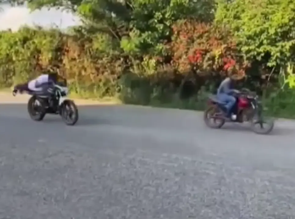 Estudiantes de secundaria se graban en "arrancones de motos" en Jalpa de Méndez