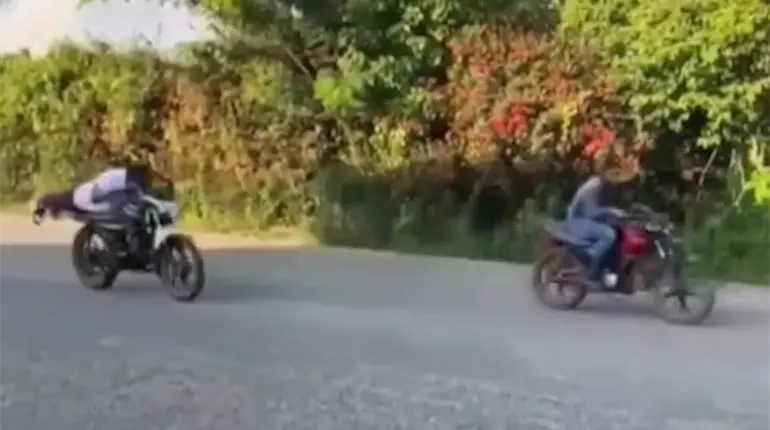 Estudiantes de secundaria se graban en "arrancones de motos" en Jalpa de Méndez