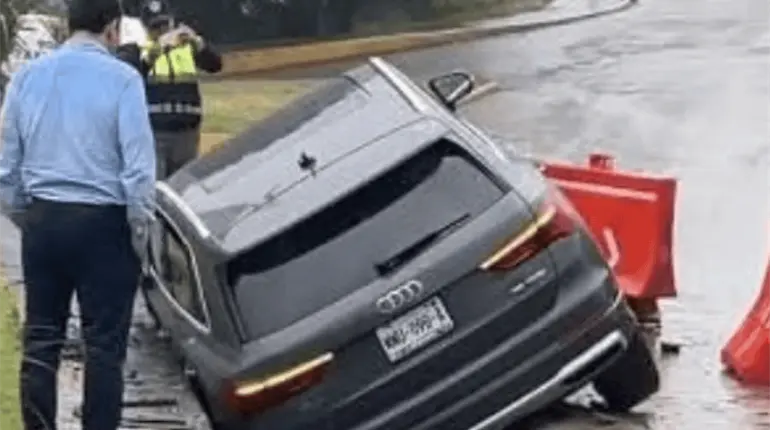 Camioneta de lujo cae en zanja abierta en la carretera a Ixtacomitán