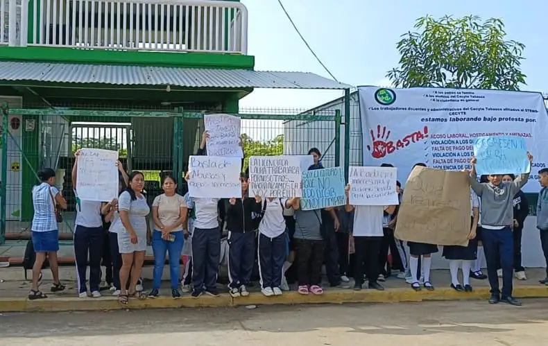 Protestan alumnos del CECyTE 19 de Villa El Cielo contra la nueva directora