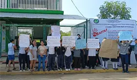 Protestan alumnos del CECyTE 19 de Villa El Cielo contra la nueva directora