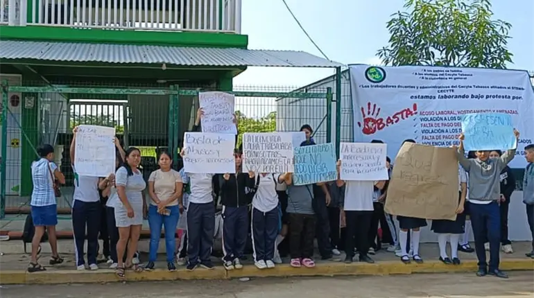 Protestan alumnos del CECyTE 19 de Villa El Cielo contra la nueva directora