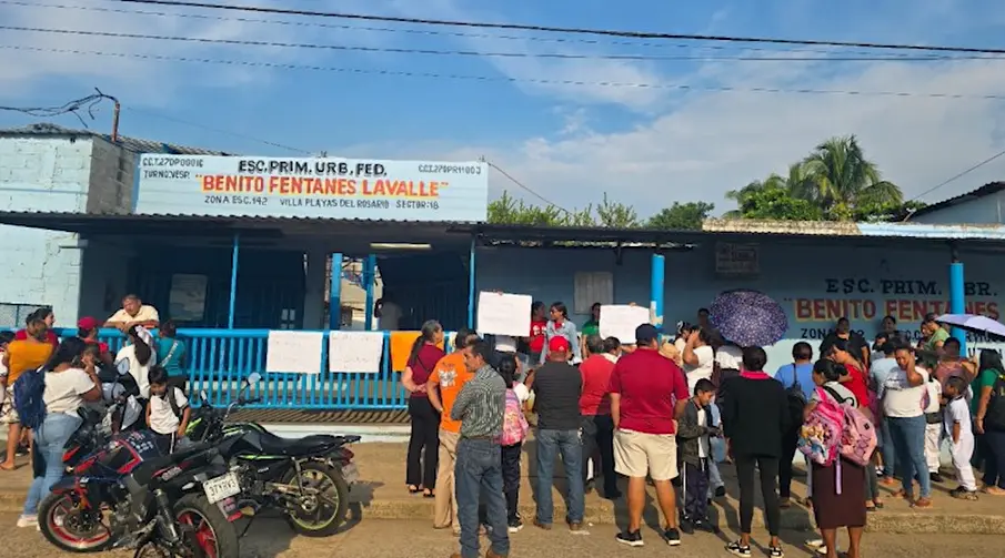 Remueven a maestra por presunta agresión, tras protesta de padres de familia en primaria de Playas del Rosario