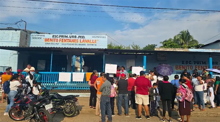 Remueven a maestra por presunta agresión, tras protesta de padres de familia en primaria de Playas del Rosario