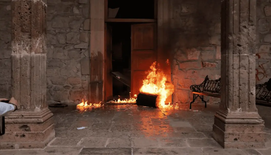 Acusa gobernador de Michoacán infiltración de grupos políticos en vandalización del Palacio de Gobierno