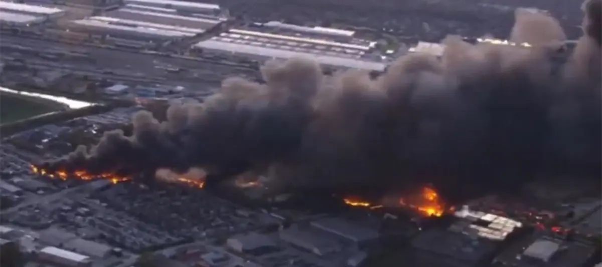 Explosión de avión de carga en Louisville, Kentucky deja al menos 3 muertos y 11 heridos