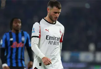 Santiago Giménez confirma su lesión en el tobillo que lo mantendrá fuera de actividad