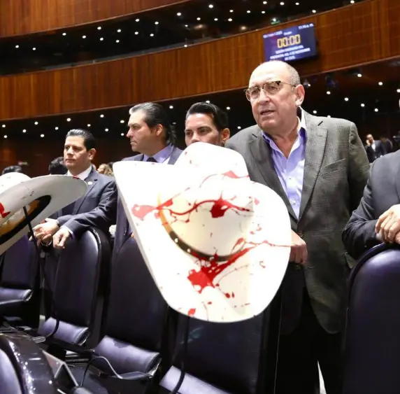 Con sombreros manchados de rojo, diputados del PRI protestan por el asesinato de Carlos Manzo