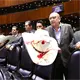 Con sombreros manchados de rojo, diputados del PRI protestan por el asesinato de Carlos Manzo