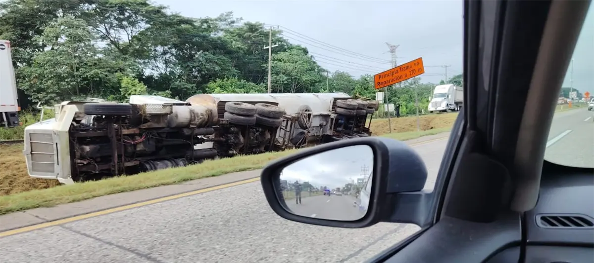 Tras persecución, pipa vuelca en la Cárdenas-Coatzacoalcos
