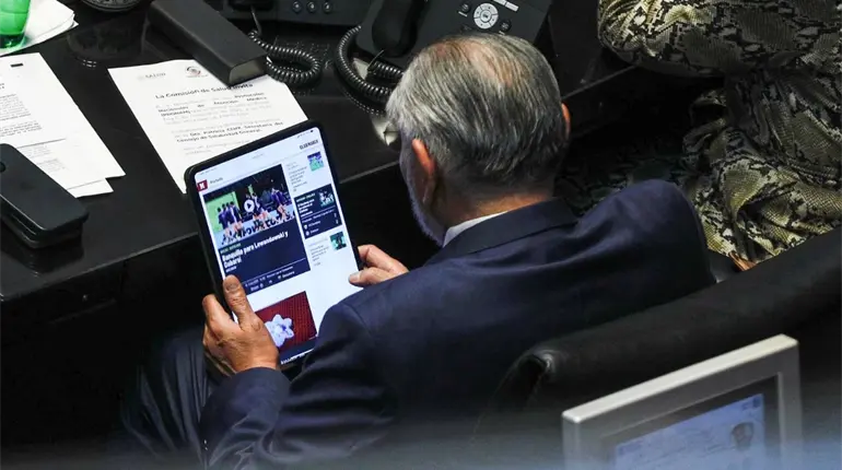 Vuelven a captar a Adán Augusto viendo deportes en plena sesión