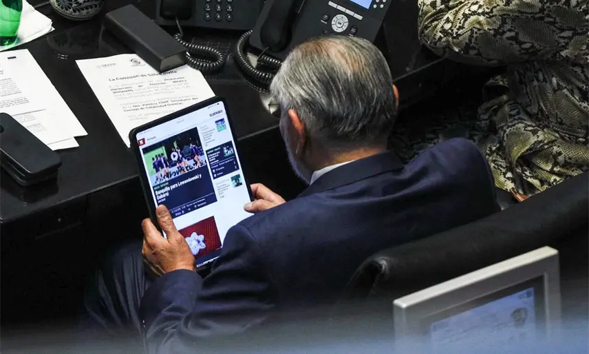 Vuelven a captar a Adán Augusto viendo deportes en plena sesión