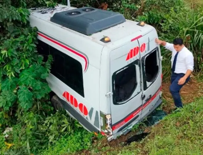Unidad de ADO sufre fuerte accidente en la Coatzacoalcos-Villahermosa
