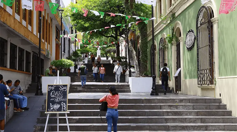 Indigencia y migrantes, principales problemas de la Zona Luz: Coordinador de Barrio Mágico