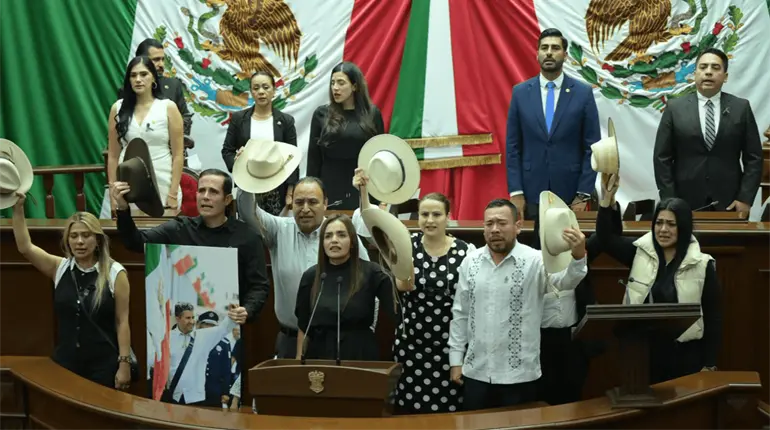 Viuda de Carlos Manzo toma protesta como alcaldesa sustituta de Uruapan