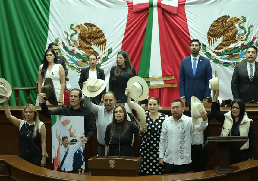 Viuda de Carlos Manzo toma protesta como alcaldesa sustituta de Uruapan